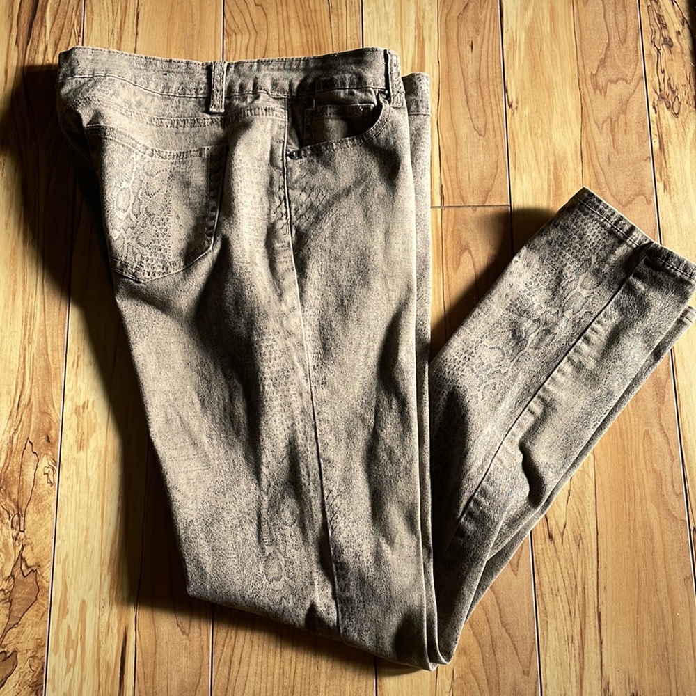 Rue21 Beige & Black Snakeskin Print Skinny Jeans